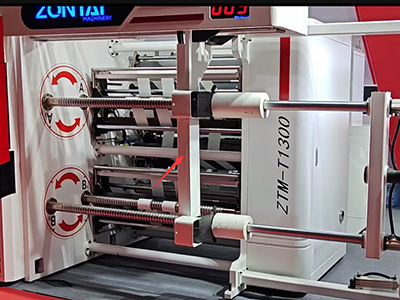 Dispositivo automático de empuje para rollo terminado