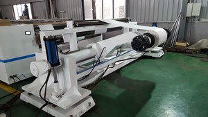 Estación de desenrollado con cargador hidráulico para rollos principales