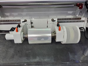 Unidad de desenrollado sin eje con cargador hidráulico para carga automática de rollos principales