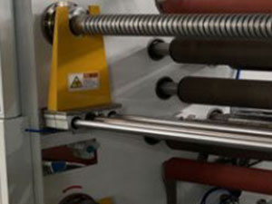 Dispositivo automático de empuje de rollo terminado (opcional)