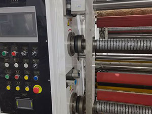 Dispositivo automático de empuje de rollo terminado (opcional)