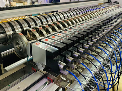 Sistema de desplazamiento automático para cuchilla circular neumática