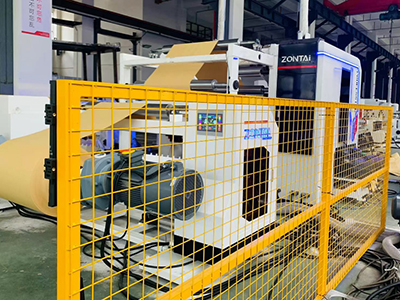 Rebobinador y desbobinador con rejilla de protección y sensor SICK (coste adicional)