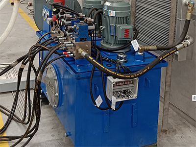 Control estándar del rodillo soporte mediante cilindro neumático, con costo adicional por cambiarlo a sistema hidráulico.