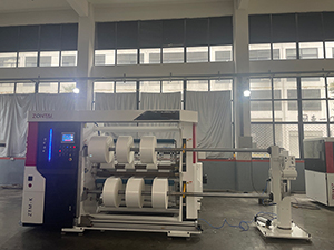 Rebobinado de película / papel utilizando eje de rebobinado diferencial