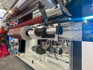 El material hacia arriba y hacia abajo adopta un motor y un reductor de velocidad separados