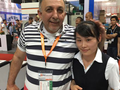 Un cliente de Perú compró la máquina de corte ZTM-D, la máquina de sellado central, la máquina de sellado y corte de fondo entre 2015 y 2021.El cliente de Arabia Saudita compró la cortadora ZTM-C1600 en 2020.