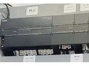 Panel de control PLC con pantalla táctil